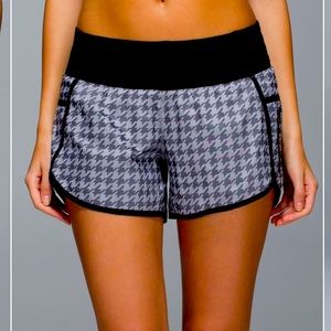Lululemon Houndstooth Tracker Shorts Sz 4 EUC